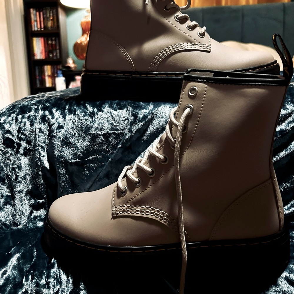 DR MARTENS Griege Boots
